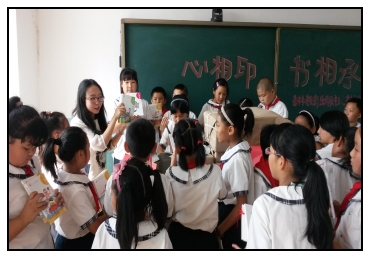 为宽城区小城子小学的孩子们分发图书                      